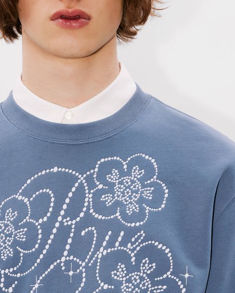 'KENZO Constellation' sweatshirt.'Rue Vivienne' and 'KENZO Paris' embroideries.Unbrushed molleton. Embroidery On Shirt, Embellishment Techniques, Carne Bollente, Lucky Tiger, Kenzo Paris, Classic Sweatshirt, Scarf Pin, Polo Sweatshirt, Komodo