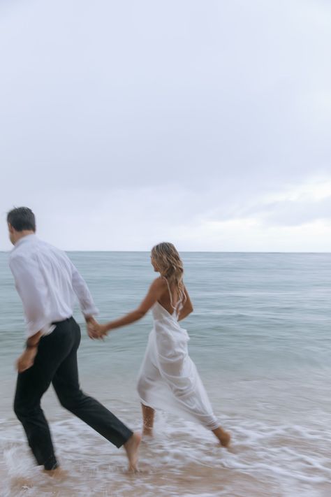 Save The Date Beach Photo Ideas, Save The Date Ideas Beach, Rainy Beach, Beach Wedding Pics, Engagement Photo Shoot Beach, Engagement Pictures Beach, Couples Beach Photography, Wedding Fotos, Engagement Picture Outfits