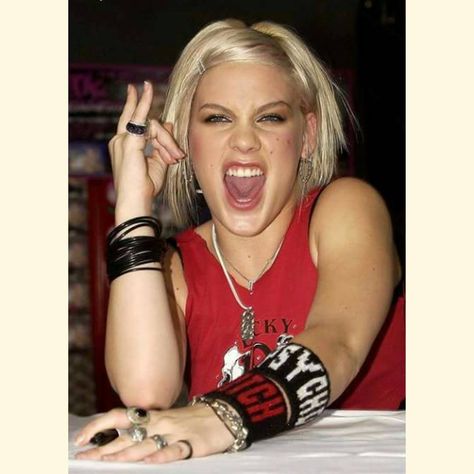 Instagram Carey Hart, Alecia Moore, Alecia Beth Moore, Pink Singer, Iconic Looks, Beth Moore, Child Actresses, Platinum Blonde Hair, Red Tank Tops