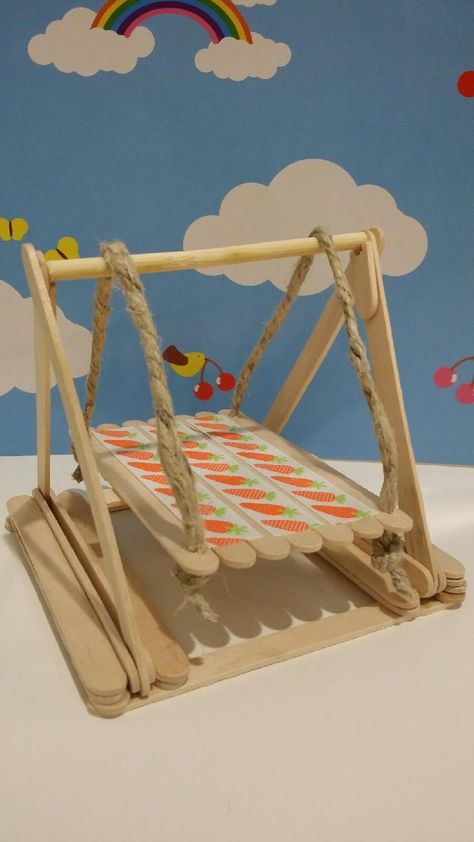 Hamster Swing Materials: Popsicle sticks, wooden chopstick, Elmer's glue, hemp string and decorative ribbon Pig Toys Diy, Diy Hamster Toys Easy, Diy Hamster House, Diy Guinea Pig Toys, Kandang Hamster, Diy Hamster Toys, Hamster Diy Cage, Guinea Pig Diy, Popsicle Stick Crafts House