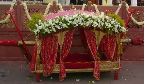 doli Palki Decoration Ideas, Doli Decoration For Bride, Doli Decoration, Doli Design, Marriage Pics, Nath Bridal, Wedding Packing, Bridal Entry, Indian Marriage