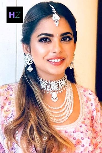 Here Is All You Need To Know About Isha Ambani, Her In-Laws, Work & More #celebrity Ambani Jewellery Collection, Isha Ambani Jewellery, Esha Ambani, Nita Ambani Jewellery, Ambani Jewellery, Lakshmi Jewellery, Diamond Buttalu, Ambani Family, Indian Brides Jewelry