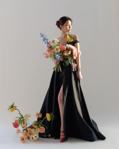 Presweet Photoshoot Ideas Korean, Pre Wedding Black Dress, Flower Concept Photoshoot, Korean Photoshoot Ideas, Debut Photoshoot, Wedding Photo Studio, Pose Model, Beautiful Photoshoot Ideas, Flower Photoshoot