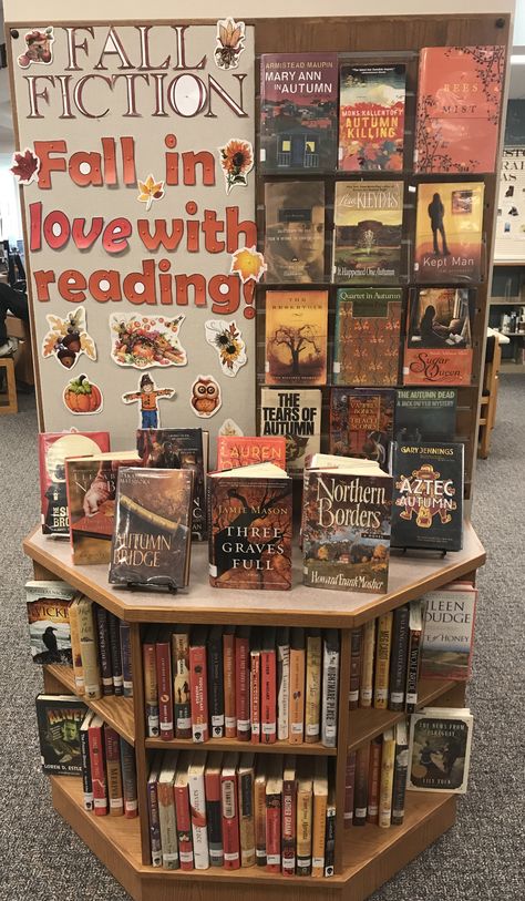 Bookshop Decoration Ideas, Fall Book Fair Decorations, Library Display Boards, Vintage Book Store Aesthetic, Bookstore Event Ideas, Library Book Display Ideas, Back To School Book Display, Library Events Ideas, Library Classroom Ideas