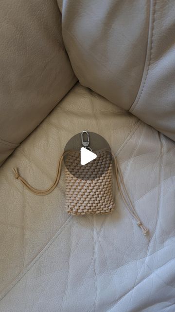 Macrame Pouch Tutorial, Macrame Pouch, Macrame Mini, Handmade Tutorial, Macrame Tutorials, Hat Hanger, Pouch Tutorial, Mini Pouch, Macrame Patterns Tutorials