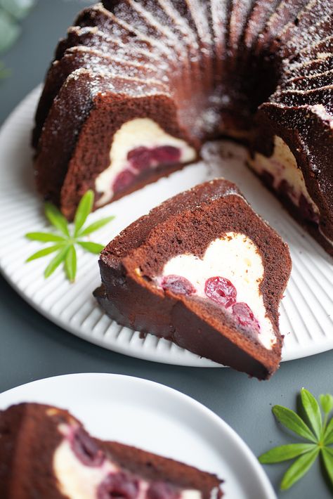 Cheesecake Chocolate Cake, Mojito Recept, Cheesecake Factory Recipes, Chocolate Cherry Cake, Cake Filling, Chocolate Bundt, Cookie Brownie Recipe, Easy Cheesecake Recipes, Easy Cheesecake