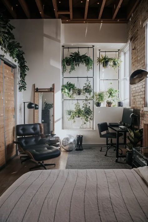 Modern Industrial Interior Design Living Room, Industrial Interior Design Apartment, Boho Industrial Bedroom, Maximalist Modern, Industrial Apartment Decor, Modern Industrial Loft, Industrial Glam, Industrial Apartment, Industrial Home Design