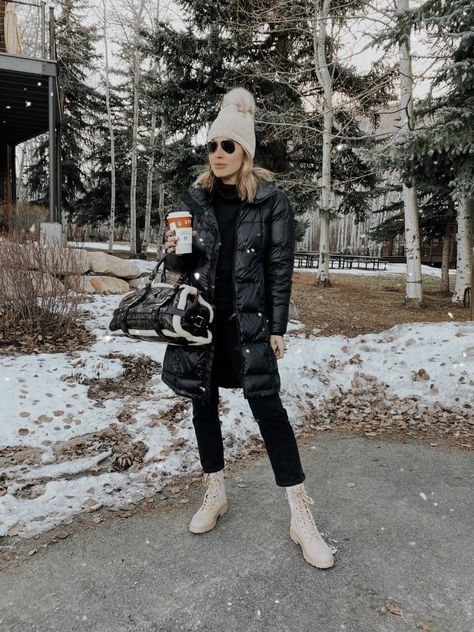 Winter Outfits Cream Hiking Boots Outfit, Beige Combat Boots Outfit Winter, Cream Lug Boots Outfit, Outfit Botines Nude, Outfit With Beige Boots, White Lace Up Boots Outfit, Nude Chelsea Boots Outfit, Nude Combat Boots Outfit, Beige Chunky Boots Outfit