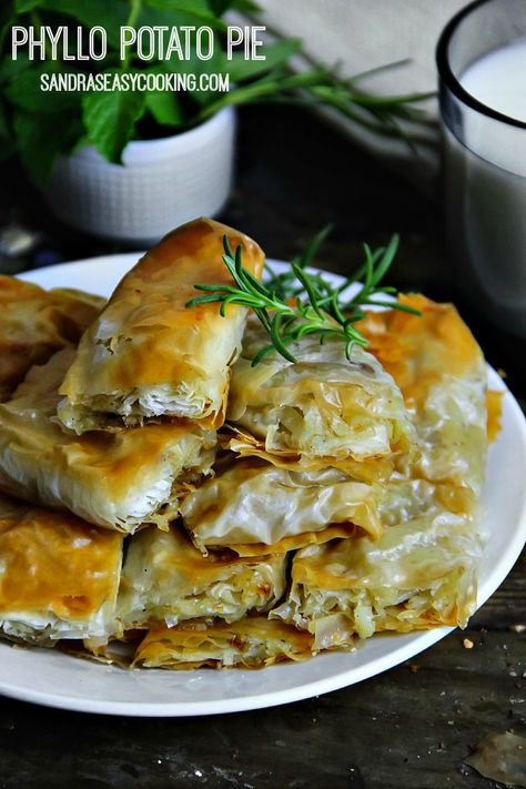 Phyllo potato pie - Easy snack or appetizer with a quick video tutorial. Philo Pastry, Philo Dough, Baba Ganush, Filo Pastry Recipes, Filo Dough, Phyllo Dough Recipes, Phyllo Recipes, Phyllo Pastry, Pie Pastry