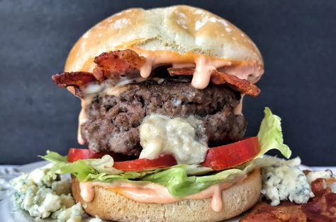 Dorothy Dean presents: Blue cheese stuffed burgers with Buffalo wing mayo Swallow Recipes, Cheese Stuffed Burgers, Wholesome Breakfast Ideas, Juicy Lucy Burger, Brisket Burger, Flounder Recipes, Jalapeno Burger, Stuffed Burgers, Big Burger