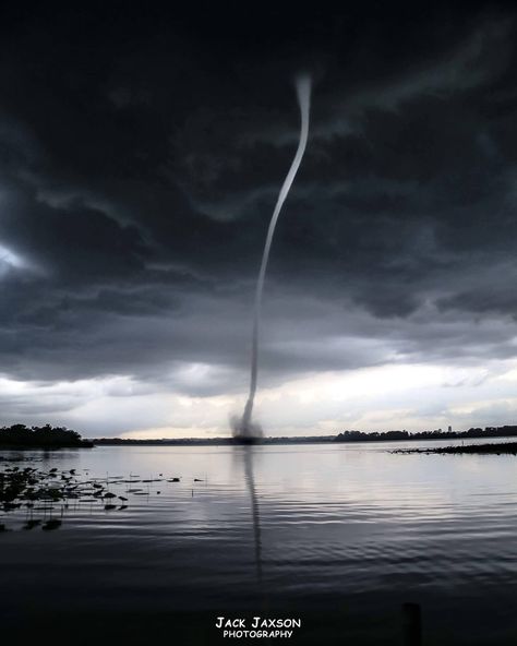 Tornado over Lake Manawa ....  https://www.facebook.com/david.fleming.5036/posts/1372928866057731 Cold Lake, Water Spout, Picture Credit, Extreme Weather, Tornado, Old Pictures, Geology, Mother Nature, Iowa