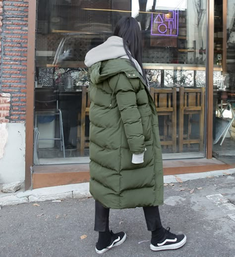 Long Puffer Coat, Beauty Portrait, Street Style Winter, Ulzzang Boy, Green Coat, Pinterest Fashion, Winter Mode, Fashion Mode, Winter Looks