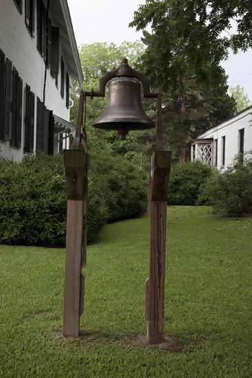 Dinner Bell Outdoor, Dinner Bell Post, Bell Stand, Cast Iron Bell, Antique Bell, Tower Light, Leopard Outfits, Entry Decor, Front Yards