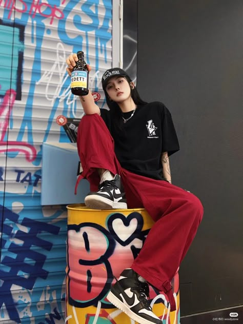 Rapper Poses Hip Hop, Boyish Photoshoot Ideas, Insta New Post, Outfit For Stage, Jordan Ideas, Streetwear Photoshoot Ideas, Hip Hop Photoshoot, Influencer Poses, Street Photography Ideas