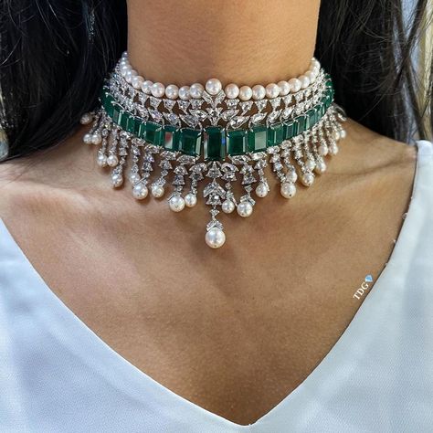 Sagan Dress, Emerald Diamond Choker, Beautiful Jewelry Diamonds, Bridal Jewellery Inspiration, Neck Pieces Jewelry, Choker Necklace Designs, American Diamond Jewellery, Diamond Pendants Designs, Diamond Choker Necklace