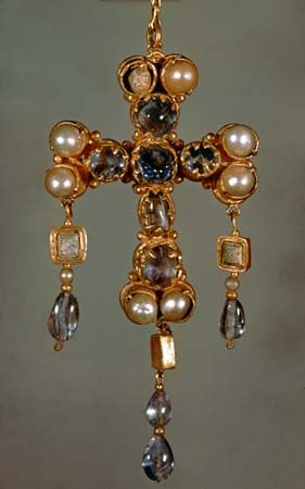 Visigothic pectoral cross from the treasure of Guarrazar, 7th century; in the National Archaeological Museum, Madrid. Byzantine Fashion, Byzantine Jewelry, Pectoral Cross, Ancient Jewellery, Historical Jewellery, Medieval Jewelry, Ancient Jewelry, Crown Jewels, Cross Jewelry