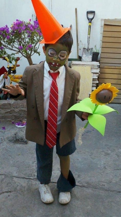 Diy Plants Vs Zombies Costumes, Plants Vs Zombies Halloween Costume, Pvz Costume, Plants Vs Zombies Costume, Costume Zombie, Zombies Birthday Party, Plants Vs Zombies Birthday Party, Plant Vs Zombies, Plant Vs Zombie