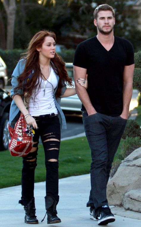 ❤Miley Cyrus & Liam Hemsworth❤ Miley Cyrus Married, Miley Cyrus 2011, Miley Cyrus Boyfriend, Miley Cyrus Liam Hemsworth, 2011 Style, Miley Cyrus Fan, Miley And Liam, Grey Jeans Men, Hemsworth Brothers