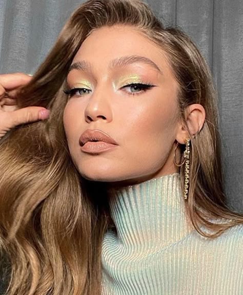 Celebrity Trend: Matching Your Eyeshadow To Your Outfit Gigi Hadid Makeup, Make Up Foundation, Celebrity Style Guide, Makeup Tip, Patrick Ta, Celebrity Makeup Looks, Glow Skin, Celebrity Makeup Artist, Celebrity Trends