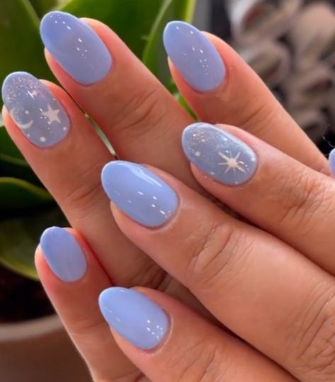 Simple Nails Stars, Light Blue Nails Flower, Blue Cute Nail Designs, Gel Nails Ideas Short Simple, Light Baby Blue Nails, Cool Blue Nails, Blue Accent Nails, Cute Pretty Nails, Blue Gel Manicure