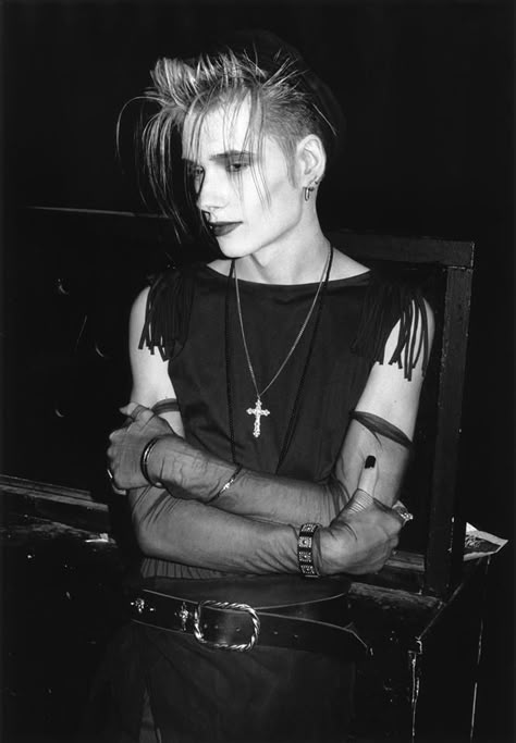 The men of goth and post-punk are undeniably some of the most beautiful male specimens to have graced a stage or have played an instrument. In fact, some of them wear… John Koviak, Goth Outfits Men, Western Punk, Trad Goth Outfits, Traditional Goth, Underground City, 80s Goth, Goth Bands, Estilo Hipster