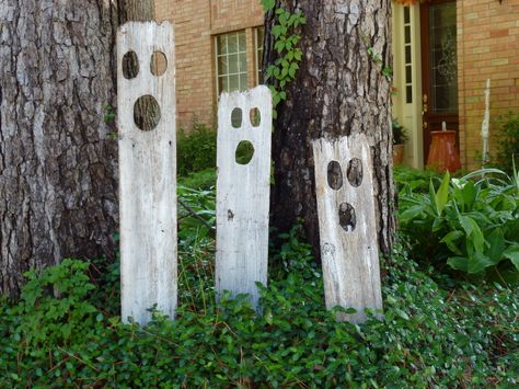 Fence board ghosts                                                       … Crafts With Old Fence Boards, Old Fencing Ideas Diy, Halloween Fence Board Crafts, Old Fence Wood Projects, Fence Board Halloween Projects, Ghost Fence Boards, Picket Fence Crafts Fall, Diy Halloween Fence, Fence Board Crafts