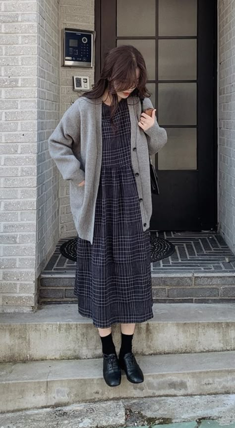 Japanese Modest Style, 80s Fashion Feminine, Japanese Modest Fashion, Over Size Sweaters Outfit, Modest Cottagecore Outfits, Outfit Ideas Modest Casual, Tzniut Outfits, Korean Modest Fashion Outfit, French Casual Outfits