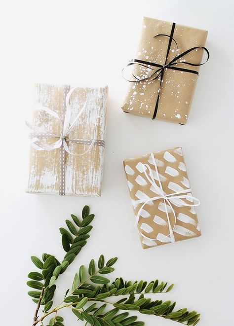 Create gift wrapping paper with a little paint for a fun and creative DIY project. Kraft Paper Wrapping Ideas, Kraft Paper Christmas Wrapping, Paper Wrapping Ideas, Diy Holiday Gift Wrapping, Cute Gift Wrapping Ideas, Christmas Wrapping Diy, Sustainable Gift Wrap, Reusable Gift Wrap, Wrapped Presents