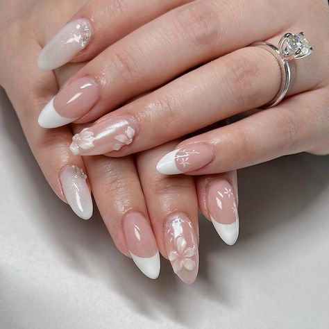 Cute Nails Wedding, Wedding Nail For Bride, 3d Wedding Nails For Bride, Nails For Bridesmaids Wedding, Wedding Nails Inspo For Bride, Floral White Nails, 3d Wedding Nails, Nail Wedding For Bride, Cool White Nails