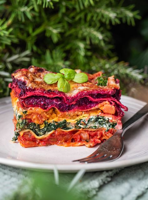 Regenbogen Lasagne - so bunt ist der Frühling. Ganz einfach geschichtete vegetarische Gemüse Lasagne - leicht & lecker! Rainbow Lasagna, Lasagne Vegan, Veggie Lasagne, Dinner Vegetarian, Salty Foods, Going Vegan, Clean Recipes, Soul Food, Ricotta