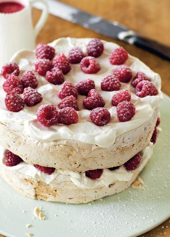 Easy Dinner Party Desserts, Meringue Cake Recipe, Meringue Roulade, Cake Recipes Uk, Showstopper Dessert, Hazelnut Meringue, Mary Berry Recipes, Mary Berry Recipe, Dinner Party Desserts