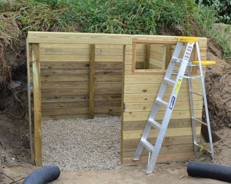 The new donkey house has a window! Mini Cow Stall, Shelter For Donkeys, Diy Mini Pony Shelter, Diy Pony Shelter, Diy Donkey Shelter, Mini Cow Shelter, Donkey Enclosure Ideas, Donkey House Ideas, Donkey Shelter Ideas