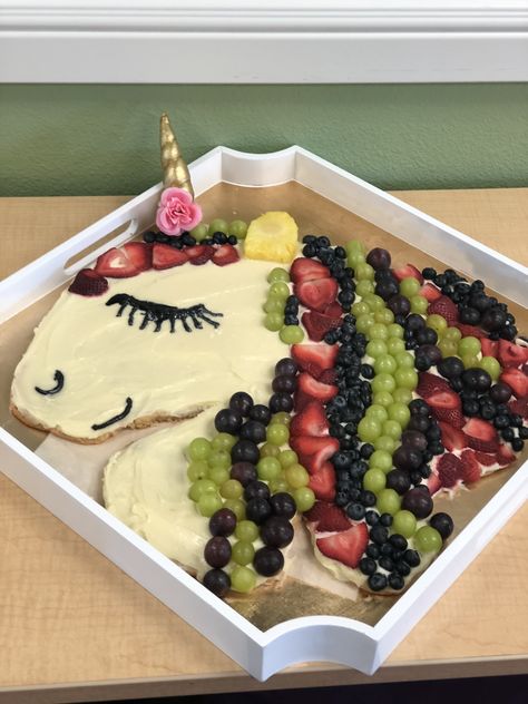 Unicorn fruit cookie pizza #unicorn Unicorn Cake With Fruit, Unicorn Fruit Platter, Unicorn Veggie Tray, Unicorn Fruit Tray, Fruit Cookie Pizza, Unicorn Pizza, Unicorn Number Cake, Fairy Party Food, Holiday Cake Decorating