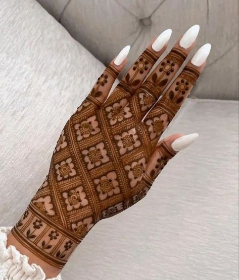 Aesthetic Mehndi Designs, Aesthetic Mehndi, Back Hand Henna, Finger Mehndi, Beautiful Mehndi Designs, Design Mehndi, Modern Henna, Mehndi Designs Bridal Hands, Bridal Henna Designs