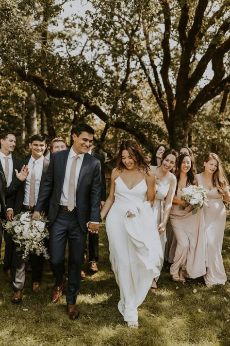 Wedding Picture Ideas For Photographer, Wedding Photo Ideas Outside, Outdoor Wedding Bridal Party, Wedding Photo Poses Bridesmaids, Wedding Party Photos Small Group, Wedding Pictures Small Bridal Party, Backyard Wedding Photos Ideas, Bridal Party Photography Ideas, Whimsical Bridal Party