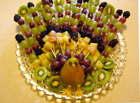 peacock vegetable tray - Google Search Animal Themed Food, Peacock Birthday Party, Peacock Birthday, Fruit Dips, Peacock Cake, Peacock Party, Peacock Christmas, Vegetable Tray, Fruit Decor