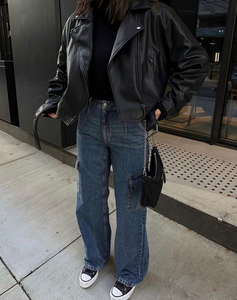 Ariana Grande Outfits Casual Jeans, Ariana Grande Outfits Casual, Jacket Outfit Women, Mom Jeans Outfit, Andy Black, Pics Inspo, Leather Jacket Style, Leather Jacket Outfits, Easy Trendy Outfits