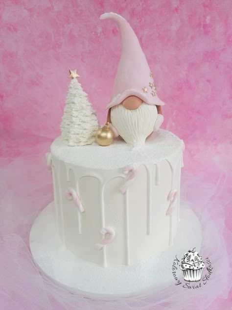 Gonk Cake Ideas, Gonk Birthday Cakes, Gnome Christmas Cake, Gonk Christmas Cake, Gonk Cake, Gnome Cake, Gnome Cookies, Christmas Birthday Cake, Winter Torte