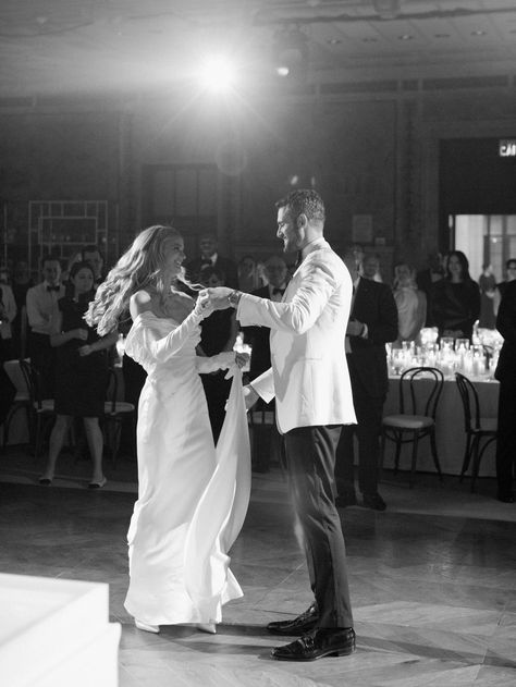 Classic New York City Glamour – Marcy Blum Wedding Pics Ideas, Bride Groom Dancing, Classic Reception, Bride And Groom First Dance, Photo Of Bride, First Dance Photos, Wedding Shot List, Wedding First Dance, Wedding Reception Photography