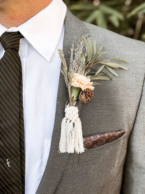 Macrame Wedding Decor, Rustic Groom, Macrame Wedding, Boho Wedding Inspiration, Bouquet Wrap, How To Wrap Flowers, Boho Wedding Decorations, Boutonniere Wedding, Wedding Boho