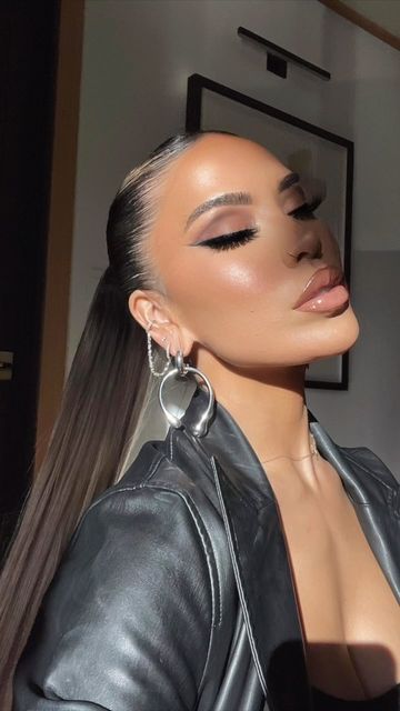 Winged Liner Makeup Look, Winged Liner Looks, Makeup Looks With Winged Liner, Wing Makeup Looks, Makeup Wings Eyeliner, Iluvsarahii Outfit, Eye Makeup With Eyeliner, Iluvsarahii Makeup, Natural Prom Makeup