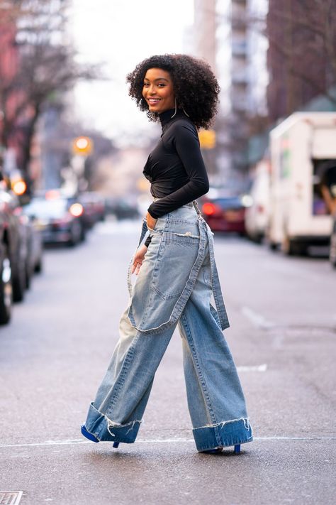 Ripped Jeans Outfits, Ripped Denim Outfit, Suspender Jeans, Denim Jeans Outfit, Yara Shahidi, Ripped Jeggings, Ripped Jeans Outfit, Ethno Style, Jean Jacket Outfits