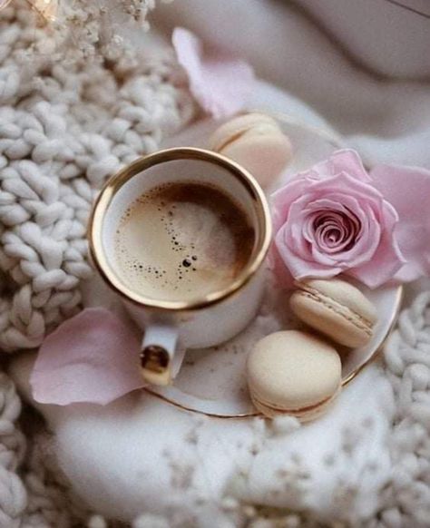 Pretty Coffee Aesthetic, Pretty Coffee, Winter Coffee, Coffee Pictures, Chocolate Caliente, Coffee Photos, Coffee Dessert, Coffee Photography, Aesthetic Coffee