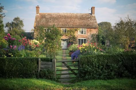 Eye For Design: Create Cozy English Cottage Rooms With Floral Chintz Fabric Cozy English Cottage, Cottage Room, Pretty Cottage, Witch Cottage, Country Chic Cottage, Cottage Exterior, English Cottage Style, English Cottage Garden, Casa Exterior