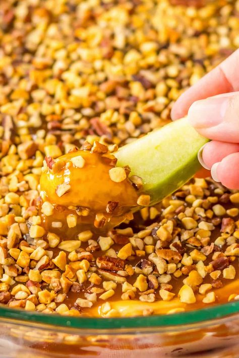 Cream Cheese Caramel Apple Dip, Quick Fall Desserts, Cream Cheese Apple Dip, Caramel Apple Dip Recipe, Apple Dip Recipe, Sweet Dip, Caramel Apples Homemade, Caramel Apples Easy, Caramel Apple Dip