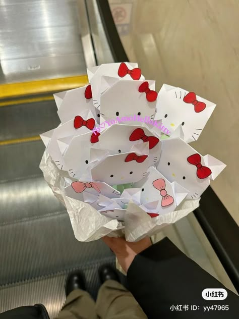 Que bonito ramo 💐 - Yo amo hello kitty Sanrio Birthday Cards Diy, Hello Kitty Gifts Diy, Hello Kitty Ramo, Diy Hello Kitty, Hello Kitty Gifts, Aesthetic Earrings, Pinterest Diy Crafts, Hello Kitty Drawing, Cute Birthday Gift