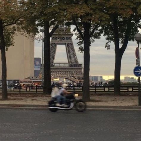 European Travel Outfit, Paris Dream, Paris Vibes, Parisian Life, Paris Aesthetic, Travel Outfit Summer, Living In Paris, The Eiffel Tower, City Aesthetic