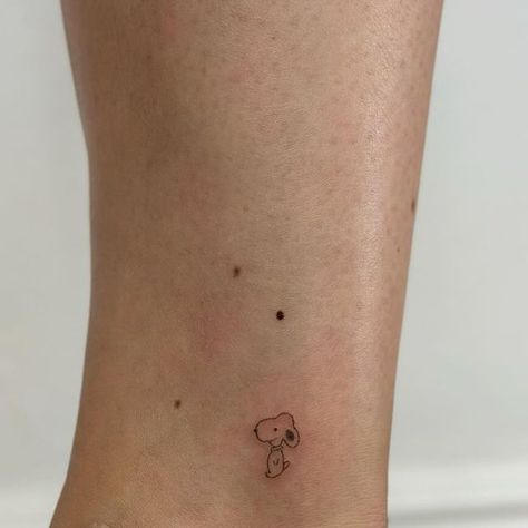 waverly 𓃗 on Instagram: "TINY SNOOPY!!! and a bow for Brittany! all her tattoos are done by me (˘̩̩̩‿˘̩̩̩๑) i feel so lucky to be connected to people in this way . . . . . . #latattoo #latattooartist #handpoked #handpokedtattoo #handpoke #machinefreetattoo #handpokedla" Tiny Snoopy Tattoo, Small Snoopy Tattoo, People Tattoo, Soft Tattoo, Mum Tattoo, Snoopy Tattoo, Small Girly Tattoos, Tattoo People, Bow Tattoo