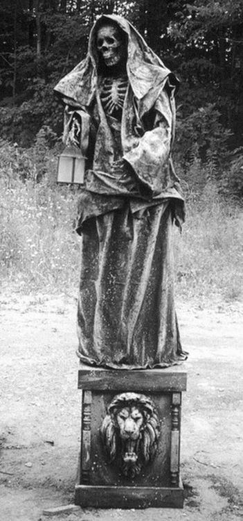 Terreno Privado. Perigo de vida a invasores. Reaper Statue, Cemetery Statues, Cemetery Headstones, Old Cemeteries, Cemetery Art, Grave Marker, Six Feet Under, Grim Reaper, Tombstone