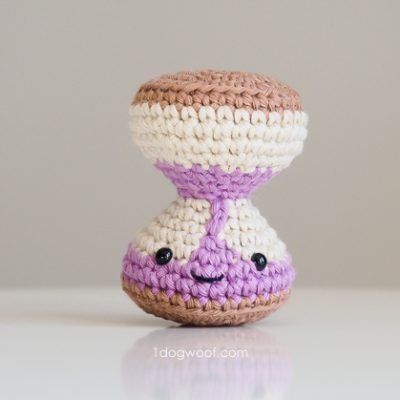 Amigurumi hourglass Hourglass Dog, Crochet Globe Free Pattern, Hourglass Sand Timer, Crochet Tote Pattern, Corner To Corner Crochet, Easy Crochet Hat, C2c Crochet, Crochet Baby Patterns, Crochet Accessories